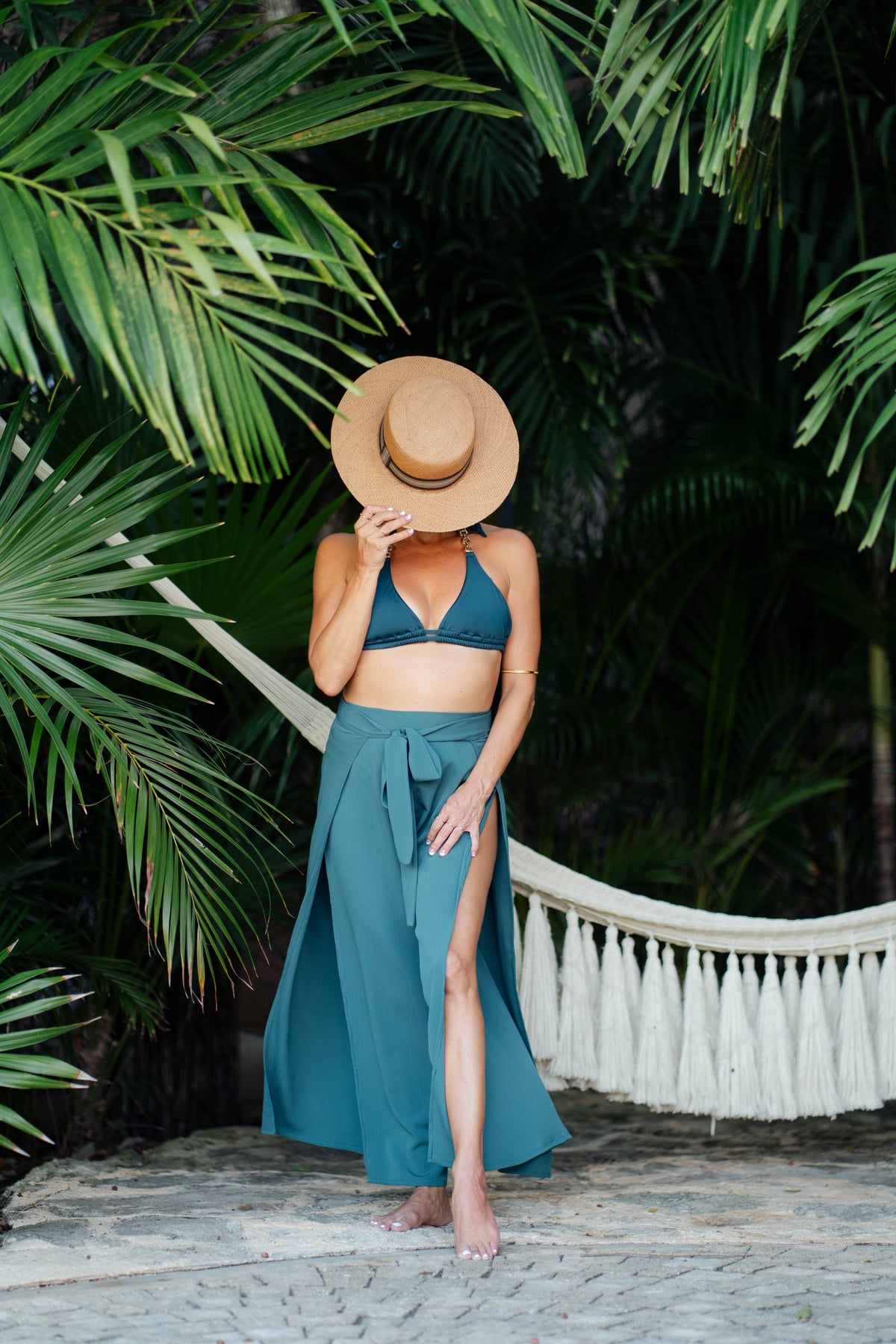 Ensemble GIGI : pantalon et kimono assortis, dans la végétation