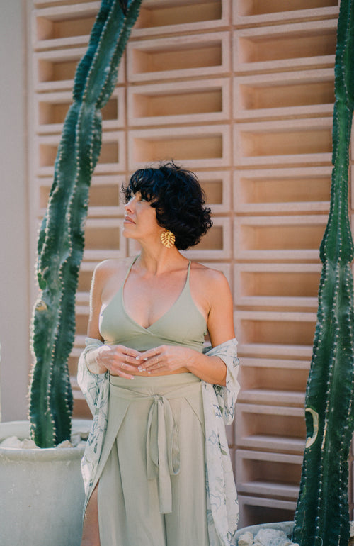 Femme portant Le Pantalon GIGI dans un décor tropical