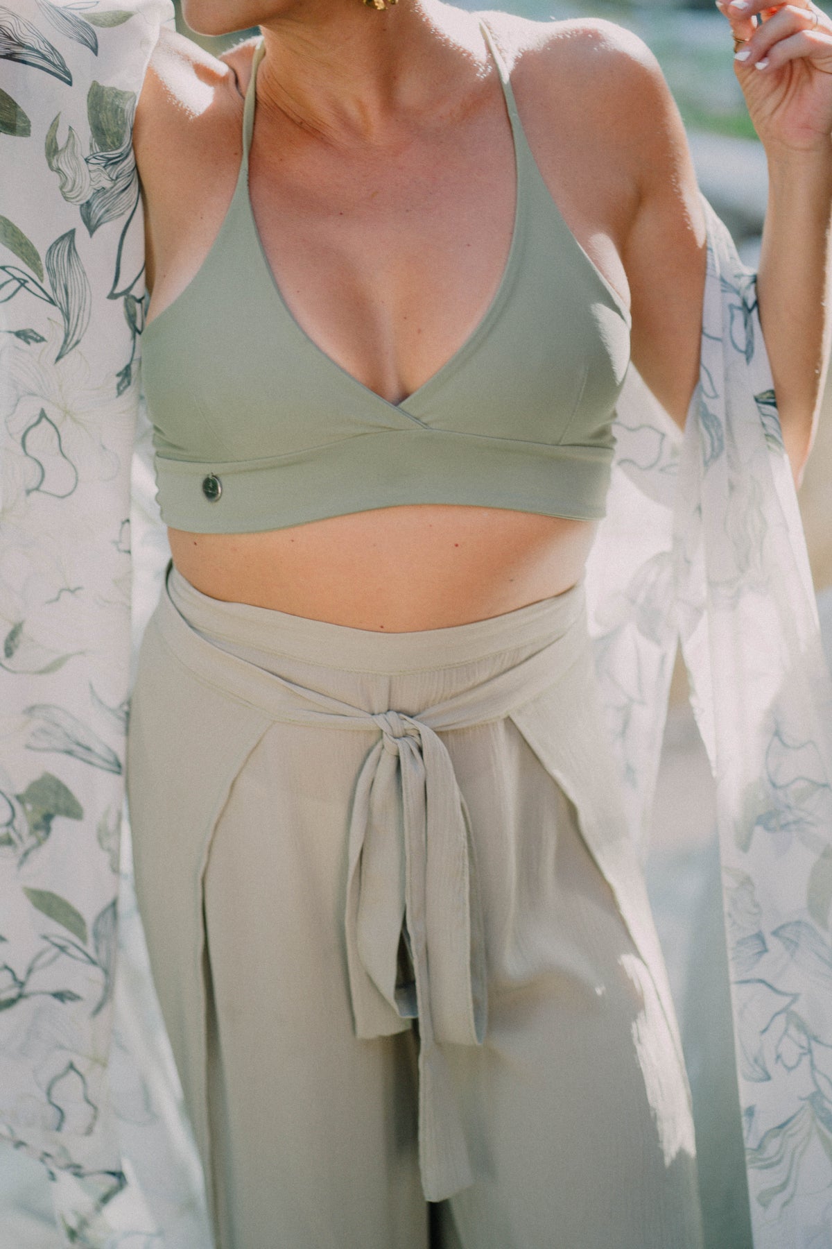 Le Kimono GIGI porté sur un maillot, ouverture latérale