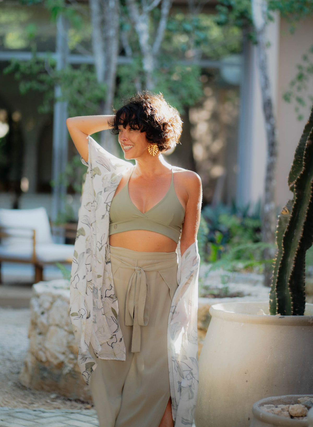 Femme portant Le Kimono GIGI ouvert sur un haut sauge